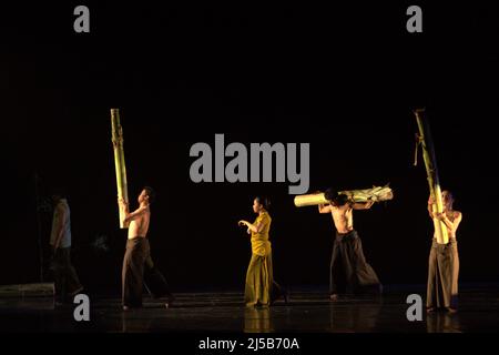 Spettacolo di danza teatrale dal titolo 'Lampan Lahat' del coreografo Lalu Suryadi Mulawarman e produzione di danza Sak Sak a Galeri Kesenian Jakarta il 15 giugno 2011 a Jakarta, Indonesia. 'Lampan Lahat' è coreografato sulla base di un folklore proveniente dall'isola di Lombok (provincia occidentale di Nusa Tenggara). Lo spettacolo stesso è stato parte del Jakarta Anniversary Festival IX, un evento annuale per celebrare l'anniversario di Jakarta City che si celebra il 22 giugno. Foto Stock