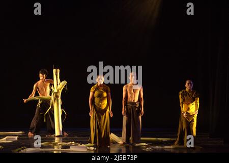 Spettacolo di danza teatrale dal titolo 'Lampan Lahat' del coreografo Lalu Suryadi Mulawarman e produzione di danza Sak Sak a Galeri Kesenian Jakarta il 15 giugno 2011 a Jakarta, Indonesia. 'Lampan Lahat' è coreografato sulla base di un folklore proveniente dall'isola di Lombok (provincia occidentale di Nusa Tenggara). Lo spettacolo stesso è stato parte del Jakarta Anniversary Festival IX, un evento annuale per celebrare l'anniversario di Jakarta City che si celebra il 22 giugno. Foto Stock