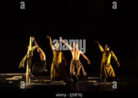 Spettacolo di danza teatrale dal titolo 'Lampan Lahat' del coreografo Lalu Suryadi Mulawarman e produzione di danza Sak Sak a Galeri Kesenian Jakarta il 15 giugno 2011 a Jakarta, Indonesia. 'Lampan Lahat' è coreografato sulla base di un folklore proveniente dall'isola di Lombok (provincia occidentale di Nusa Tenggara). Lo spettacolo stesso è stato parte del Jakarta Anniversary Festival IX, un evento annuale per celebrare l'anniversario di Jakarta City che si celebra il 22 giugno. Foto Stock