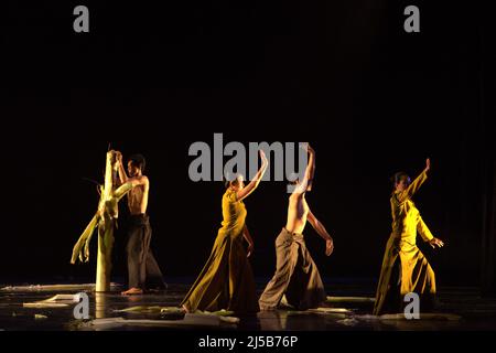 Spettacolo di danza teatrale dal titolo 'Lampan Lahat' del coreografo Lalu Suryadi Mulawarman e produzione di danza Sak Sak a Galeri Kesenian Jakarta il 15 giugno 2011 a Jakarta, Indonesia. 'Lampan Lahat' è coreografato sulla base di un folklore proveniente dall'isola di Lombok (provincia occidentale di Nusa Tenggara). Lo spettacolo stesso è stato parte del Jakarta Anniversary Festival IX, un evento annuale per celebrare l'anniversario di Jakarta City che si celebra il 22 giugno. Foto Stock