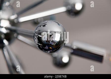 Umea, Norrland Svezia - 17 aprile 2022: Sfera d'argento per una lampada da soffitto interessante Foto Stock