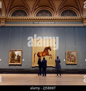 Londra, Greater London, Inghilterra, Aprile 09 2022: Interni della National Gallery mentre le persone ammirano le opere d'arte di un cavallo nella Sackler Room Foto Stock