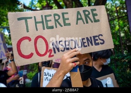 Bangkok, Bangkok, Thailandia. 22nd Apr 2022. Diverse dozzine di studenti della scuola internazionale si sono riuniti al di fuori del parco Lumpini di Bangkok per partecipare a una marcia anti cambiamento climatico. Gli studenti, parte del gruppo "Climate Strike Thailand", hanno marciato per 6 km al Ministero delle risorse naturali e dell'ambiente per consegnare un documento che richiede che la Thailandia acceleri l'adozione di fonti di energia rinnovabili. (Credit Image: © Astryel Talamantes/ZUMA Press Wire) Credit: ZUMA Press, Inc./Alamy Live News Foto Stock