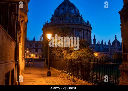 Lampione lungo il passaggio di Santa Maria poco prima dell'alba in primavera. Oxford, Oxfordshire, Inghilterra Foto Stock