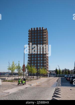 Anversa, Belgio, 17 aprile 2022, edificio di appartamenti a Kattendijkdok, nel nord di Anversa Foto Stock