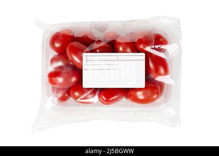 Pomodori ciliegini confezionati ed etichettati su un fondo bianco isolato Foto Stock