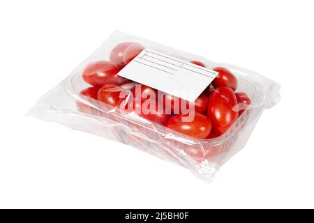 Pomodori ciliegini confezionati ed etichettati su un fondo bianco isolato Foto Stock