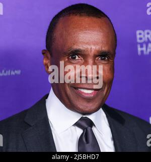 Hollywood, Stati Uniti. 21st Apr 2022. West Hollywood, Stati Uniti. 21st Apr 2022. WEST HOLLYWOOD, LOS ANGELES, CALIFORNIA, USA - 21 APRILE: L'ex boxer professionista americano Sugar Ray Leonard arriva al LA Family Housing (LAFH) Awards 2022 che si tiene presso il Pacific Design Center il 21 aprile 2022 a West Hollywood, Los Angeles, California, Stati Uniti. (Foto di Xavier Collin/Image Press Agency) Credit: Image Press Agency/Alamy Live News Credit: Image Press Agency/Alamy Live News Foto Stock