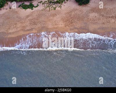 Un colpo di onde che si infrangono contro la spiaggia Foto Stock