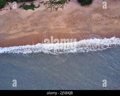 Un colpo di onde che si infrangono contro la spiaggia Foto Stock