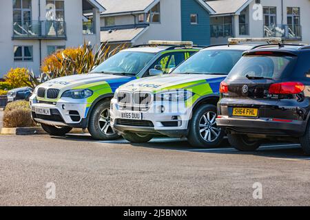 Due auto della polizia BMW parcheggiate in un parcheggio Foto Stock