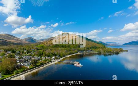 Vista aerea dal drone del villaggio turistico preferito di Luss a lato di Loch Lomond, Argyll e Bute, Scozia, Regno Unito Foto Stock