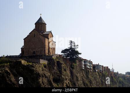 Georgia/Tbilisi: Paesaggio urbano con Chiesa Metechi Foto Stock