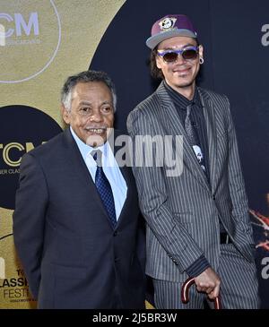 Los Angeles, Stati Uniti. 22nd Apr 2022. Luis Reyes (L) e ospite partecipano allo Screening 40th Anniversary di 'E.T. l'Extra-Terrestrial' presentato nella Notte di apertura del Festival 2022 del Film classico TCM al TCL Chinese Theatre nella sezione di Hollywood di Los Angeles giovedì 21 aprile 2022. Foto di Jim Ruymen/UPI Credit: UPI/Alamy Live News Foto Stock