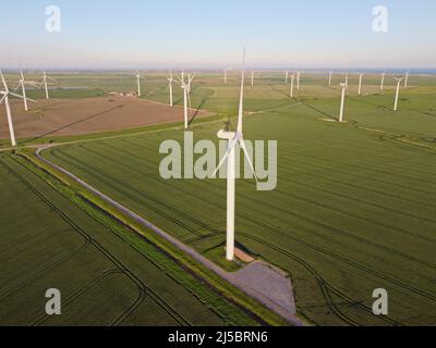 Drone aereo. Wind farm nei campi nel sud-est dell'Inghilterra. Turbine eoliche vicino a Camber Sands e Rye, East Sussex. Foto Stock