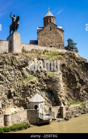 Georgia/Tbilisi: Paesaggio urbano con Chiesa Metechi Foto Stock