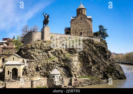 Georgia/Tbilisi: Paesaggio urbano con Chiesa Metechi Foto Stock