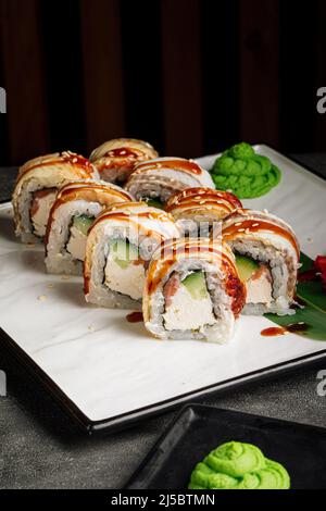 Sushi rotolini in Canada con anguilla e avocado Foto Stock