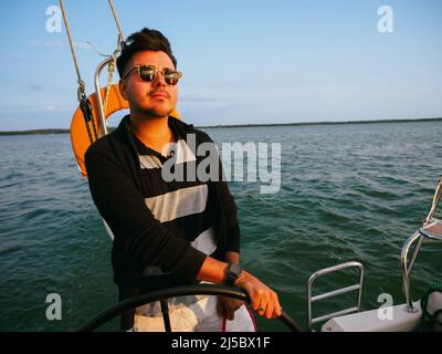 bel capelli neri persona volante barca a vela o barca a vela in una vacanza Foto Stock