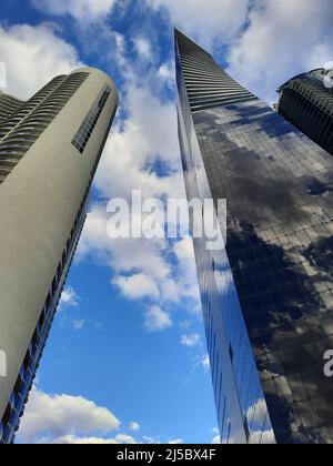 Moderni grattacieli architettura urbana su cielo nuvoloso nella città di Sunny Isles, USA Foto Stock