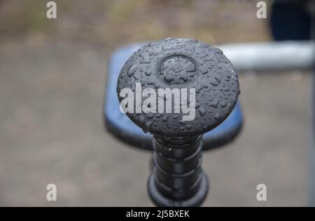 Parte di un simulatore di sport di strada in pioggia. Foto Stock