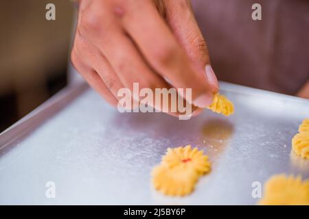 torta di nastar crostata su un vassoio di biscotti di ananas di cibo indonesiano Foto Stock