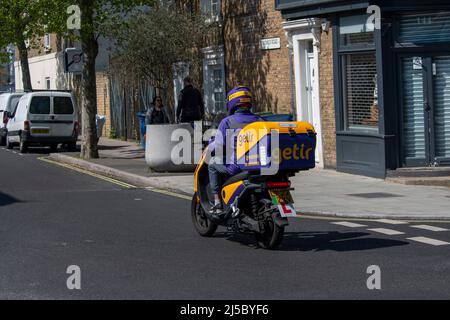 Un corriere Getir su un ciclomotore Foto Stock