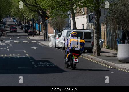 Un corriere Getir su un ciclomotore Foto Stock