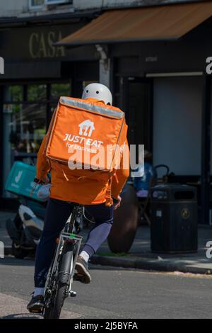 Basta mangiare autista di consegna su una bicicletta Foto Stock