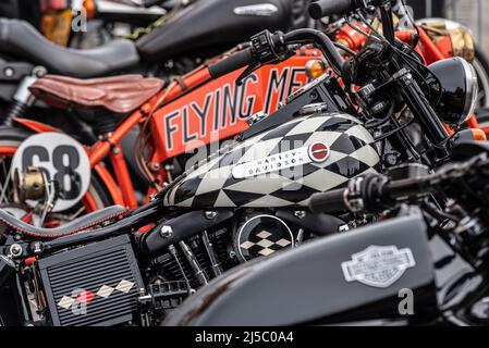 La classica Harley Davidson marque motocicletta insieme a una moto Flying Merkel. In mostra all'evento motociclistico Southend Shakedown Foto Stock