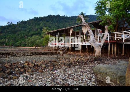 Edificio classico retrò in legno d'epoca, ristorante e sala da pranzo in stile boutique in hotel resort per i thailandesi e i viaggiatori stranieri uso servic Foto Stock