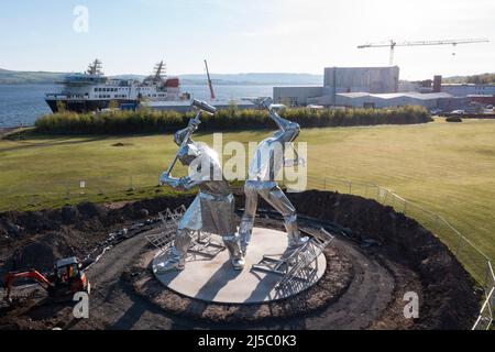 Greenock, Scozia, Regno Unito. 22nd Apr 2022. NELLA FOTO: Glen Sannox traghetto che si trova ancora in fase di fabbricazione, in ritardo e fuori bilancio in mezzo a nuove polemiche sui pagamenti e processi di approvvigionamento. Viste aeree del drone della nave marina Ferguson Yard a Greenock che mostra il traghetto Glen Sannox. Credit: Colin Fisher/Alamy Live News Foto Stock