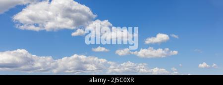 Vista panoramica delle nuvole di cumulo bianco su mezzogiorno blu fondo cielo sfondo alto contrasto Foto Stock