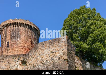 Muro di fortificazione castello Chateau de Castelnau-Bretenoux con torre. Prudhomat, Francia Foto Stock