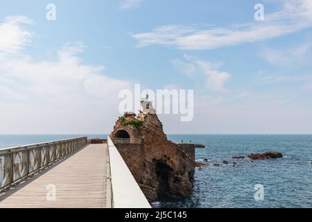 Ponte deserta che porta dalla costa alla statua della Vergine Maria è stato progettato da Eiffel. Biarritz, Paese Basco francese Foto Stock