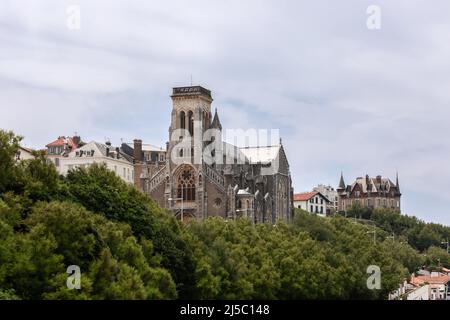 Non vecchia chiesa neo-gotica Sainte-Eugenie de Biarritz con torri sul vecchio porto. Famosa per la sua bella vetrata. Francia Foto Stock