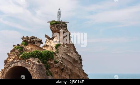 Costruito per ordine di Napoleone, un punto di riferimento locale della città di Biarritz Rocher De la Vierge a forma di lingua con statua della Vergine Maria sul piedistallo. Biarritz, Foto Stock