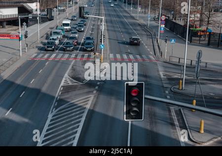 Varsavia. Polonia. 03.30.2022. Incrocio con semafori. Le auto sono in attesa di passare. Foto Stock