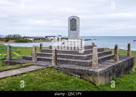 Monumento dedicato da Schomberg's True Blues Loyal Orange Lodge che segna la storica connessione del Co. Giù villaggio costiero di Groomsport con il Foto Stock