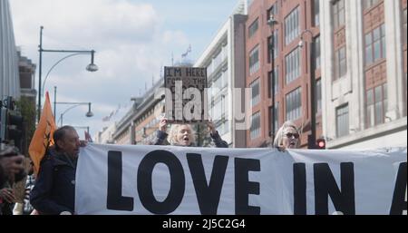 Londra, UK - 04 09 2022: Protesta del clima femminile, Extinction Rebellion, con un cartello, “sono qui per il bambino a My Belly”, bloccando Oxford Street. Foto Stock