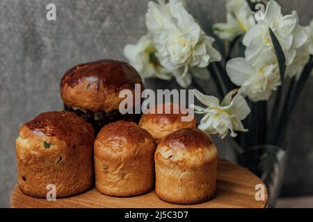 Jidasky o jidase e mazanec - tradizionale dolce pasquale ceco a base di pasta di lievito, con uova tinte con bucce di cipolla Foto Stock