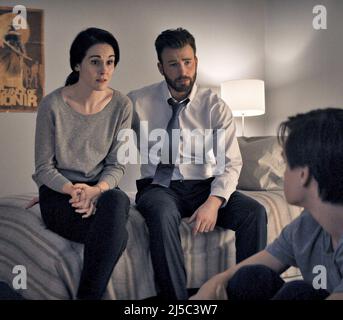 CHRIS EVANS, MICHELLE DOCKERY e JAEDEN MARTELL NEL DIFENDERE JACOB (2020), diretto da MORTEN TYLDUM. Credito: PARAMOUNT TELEVISIONE / Album Foto Stock