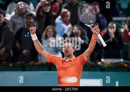 Belgrado, Serbia, 20th aprile 2022. Novak Djokovic di Serbia celebra la vittoria dopo la partita contro Laslo Djere di Serbia durante il terzo giorno del Torneo ATP 250 della Serbia Open al Novak Tennis Center di Belgrado, Serbia. Aprile 20, 2022. Credit: Nikola Krstic/Alamy Foto Stock