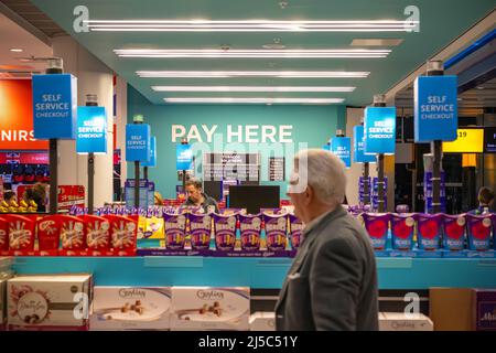 London, UK - August 12, 2021 - Duty free shop at Heathrow Airport with signs of PAY HERE and SELF SERVICE CHECKOUT Foto Stock