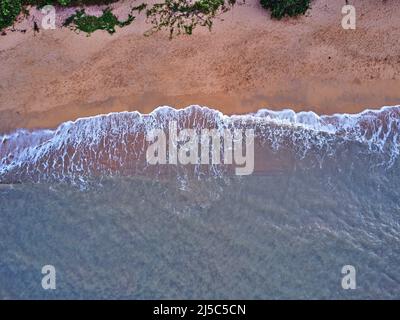 Un colpo di onde che si infrangono contro la spiaggia Foto Stock