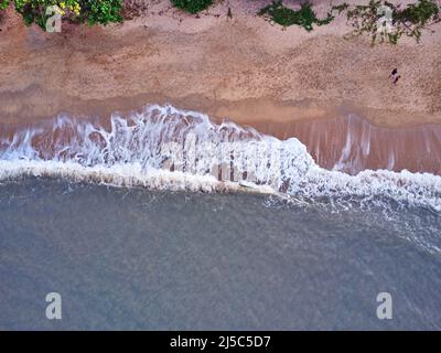 Un colpo di onde che si infrangono contro la spiaggia Foto Stock