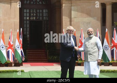 Il primo ministro britannico Boris Johnson con il suo omologo indiano Narendra modi prima dei loro colloqui alla Hyderabad House a Nuova Delhi venerdì 22 aprile 2022. Boris Johnson è in visita di due giorni in India. Foto di Sondeep Shankar Foto Stock