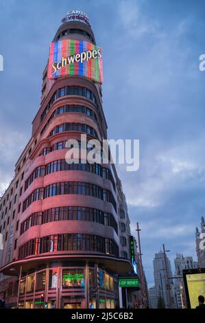 Popolare edificio Carrion con Scheppes di notte in Gran Via, Madrid, Spagna Foto Stock