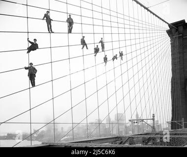 L'iconica fotografia del ponte di Brooklyn di Eugene de Salignac, con pittori che posano nel loro luogo di lavoro - 1914 Foto Stock