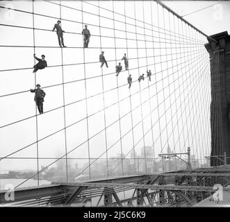 L'iconica fotografia del ponte di Brooklyn di Eugene de Salignac, con pittori che posano nel loro luogo di lavoro - 1914 Foto Stock